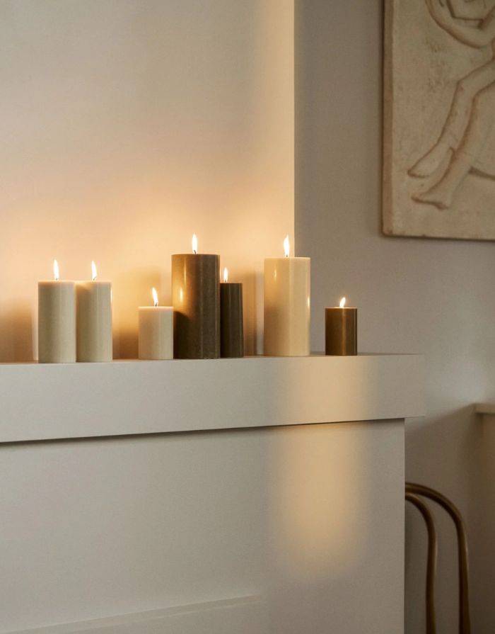 Nordal Stearinkerze in tiefem Olivgrün mit ruhiger Flamme und elegantem Design.