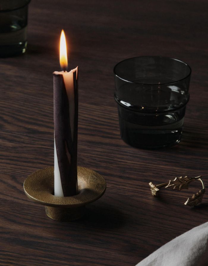 Ferm Living Kerzen Duo Dark Chocolate – handgetropfte Stabkerzen in Braun, Ø 2 × H 30 cm, Set aus 2 Stück.