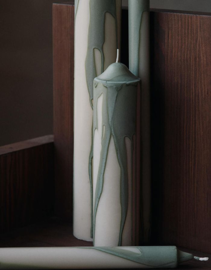Ferm Living Kerzen Duo Tea Green – handgetropfte Stabkerzen in Grün, Ø 2 × H 30 cm, Set aus 2 Stück.