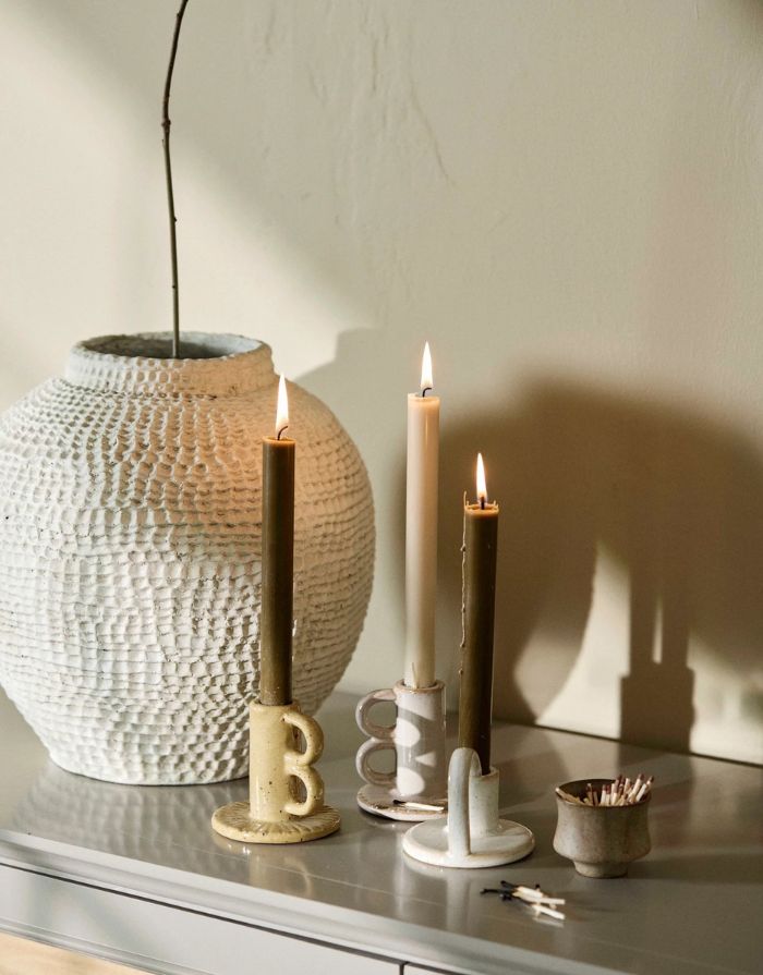 Nordal GAVDOS Kerzenhalter aus Steingut in Beige mit skulpturaler Form und doppelten Griffen.