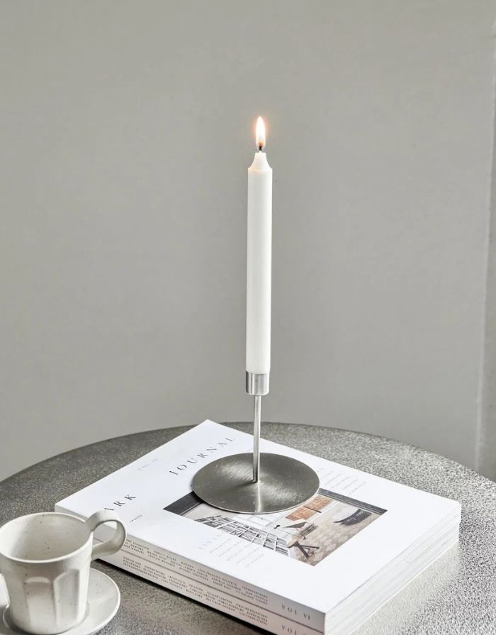 Kerzenhalter Anit von House Doctor aus Eisen mit Silber-Finish im industriell-eleganten Design.