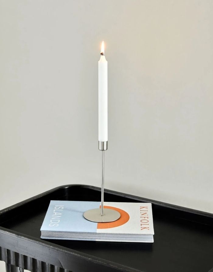 Kerzenhalter Anit von House Doctor aus Eisen mit Silber-Finish im industriell-eleganten Design.
