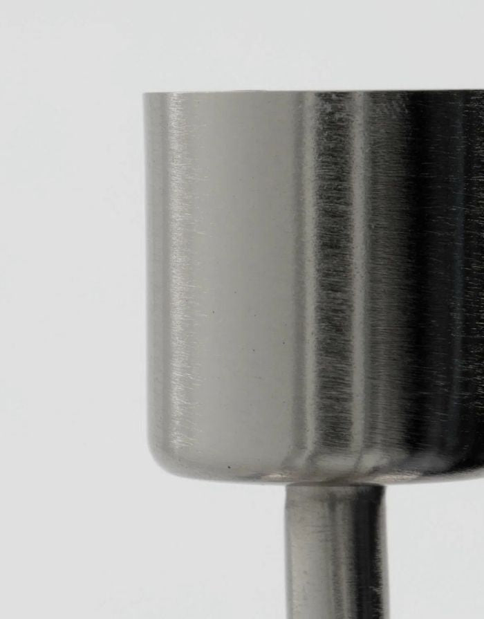 Kerzenhalter Anit von House Doctor aus Eisen mit Silber-Finish im industriell-eleganten Design.