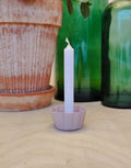 Geriffelter Mini-Kerzenhalter Ridged Mini Candle Holder in Misty Rose von Madleys für Mini-Stabkerzen mit 1,3 cm Durchmesser.