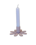 Kerzenhalter Daisy Mini Rose von Madleys – blumenförmiger Metallhalter mit weißer Mini-Stabkerze, freigestellt