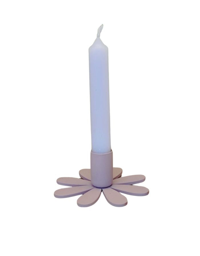Kerzenhalter Daisy Mini Rose von Madleys – blumenförmiger Metallhalter mit weißer Mini-Stabkerze, freigestellt