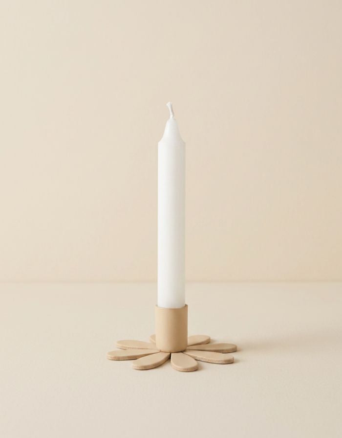 Blütenförmiger Kerzenhalter aus Holz in Vanilla für Mini-Stabkerzen von Madleys.