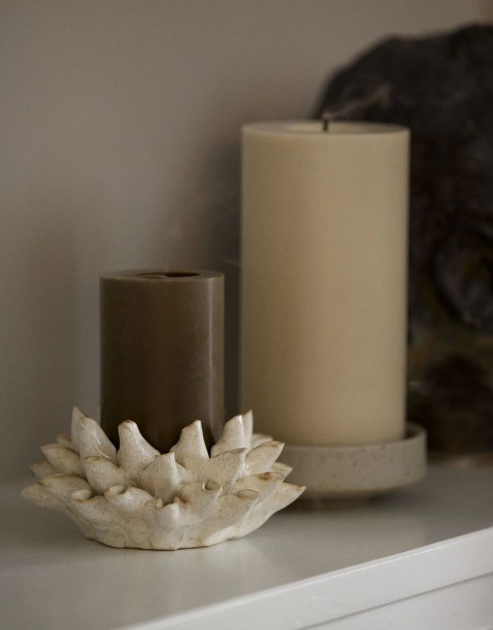 Nordal Kerzenhalter Natuna Ivory aus Steingut mit skulpturaler Form und organischer Struktur.