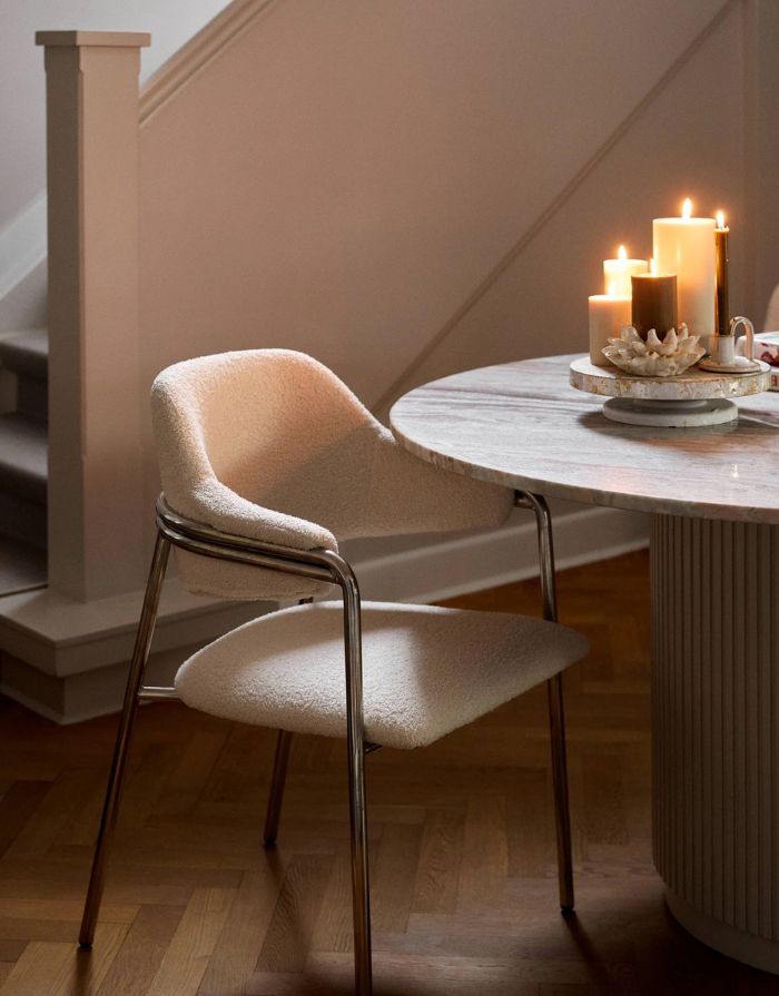 Nordal Kerzenhalter Natuna Ivory aus Steingut mit skulpturaler Form und organischer Struktur.
