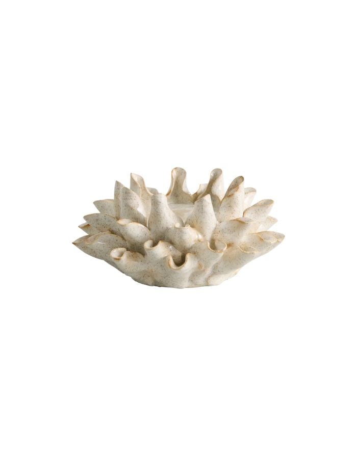 Nordal Kerzenhalter Natuna Ivory aus Steingut mit skulpturaler Form und organischer Struktur.