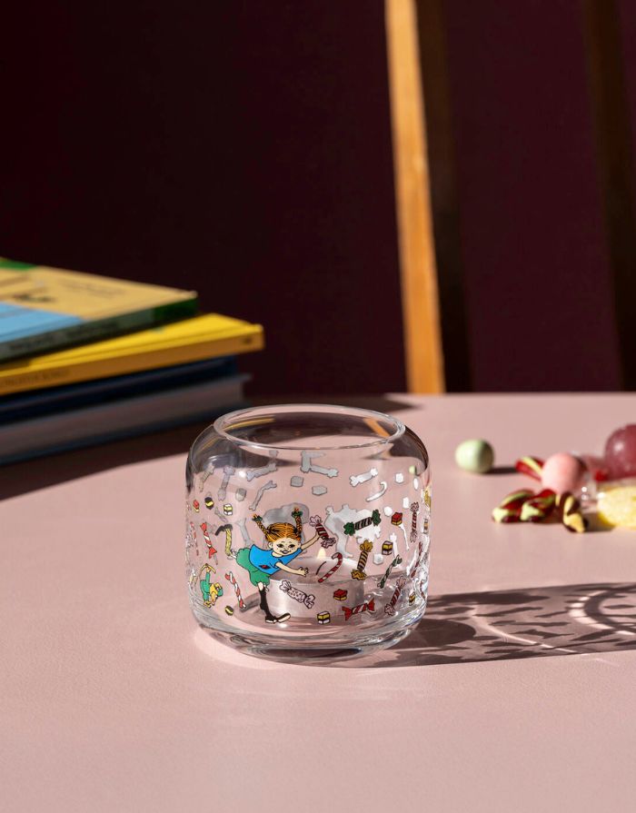 Kerzenhalter Pippi Langstrumpf Candy aus Glas von Muurla, rund, Ø 9 cm, H 8 cm, farbenfrohes Pippi-Design, ideal für Teelichter.