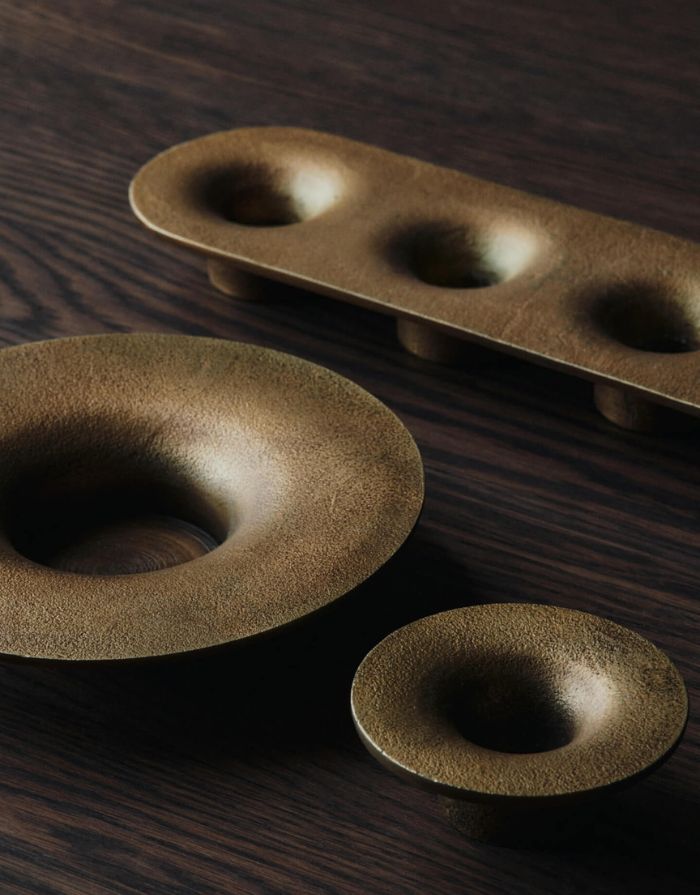 Ferm Living Soothe Kerzenhalter Brass – runder Blockkerzenhalter Ø 16 cm aus recyceltem Aluminium in Messingoptik.