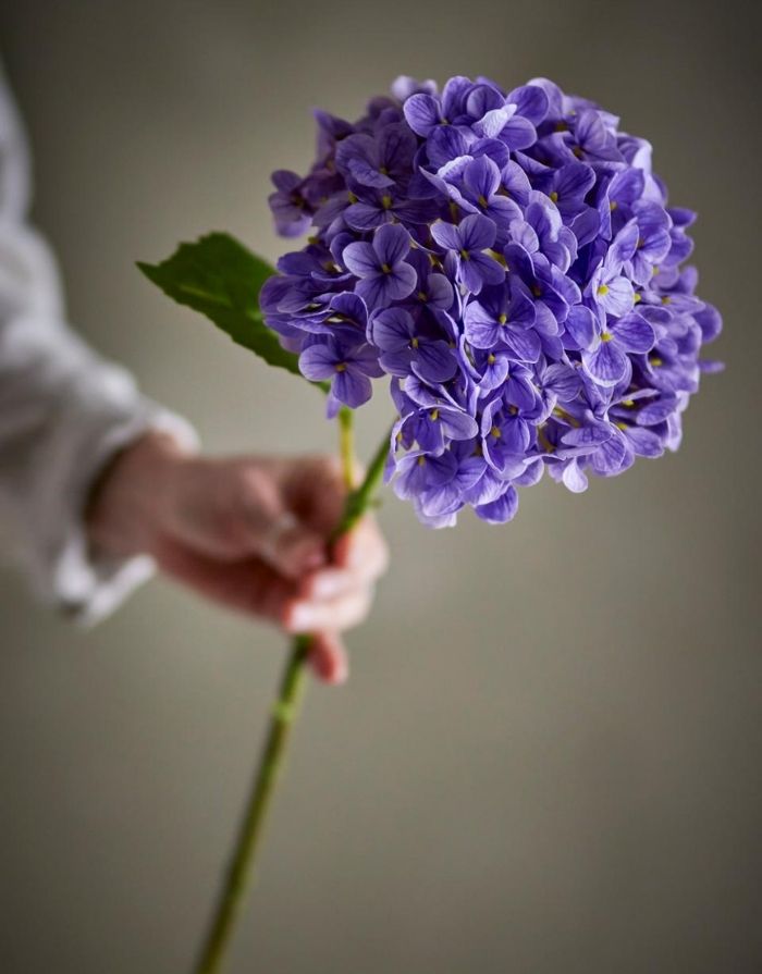 Bloomingville Kunstblume Hortensie violett mit zarten Blüten und langem Stiel.