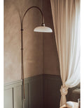  Strömshaga Wandlampe Sofia Antique Brass White aus Eisen mit weißem Glasschirm und Textilkabel, Ø 65 cm, Höhe 140 cm.