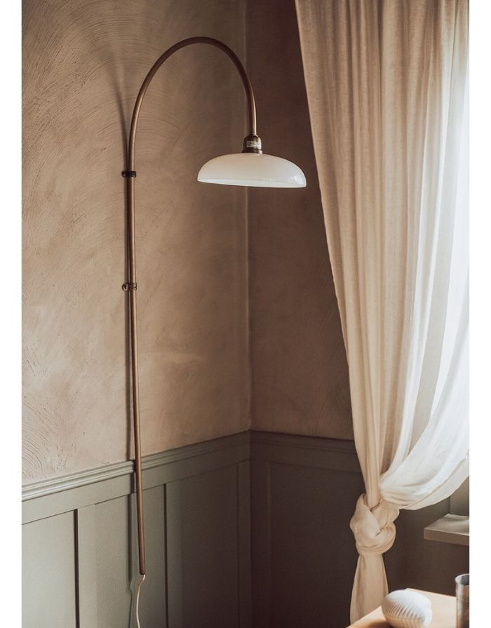  Strömshaga Wandlampe Sofia Antique Brass White aus Eisen mit weißem Glasschirm und Textilkabel, Ø 65 cm, Höhe 140 cm.