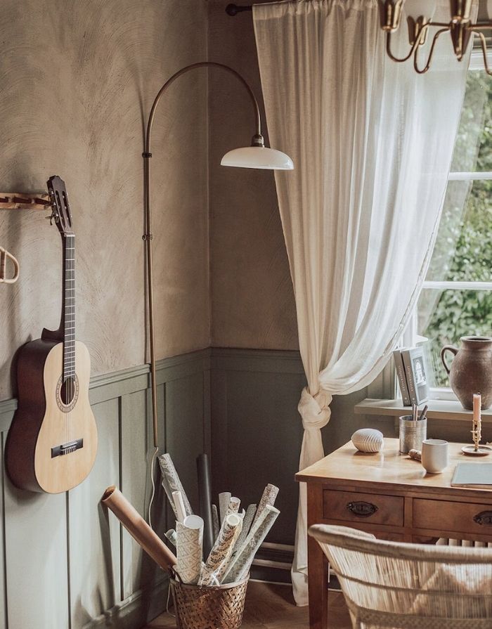 Strömshaga Wandlampe Sofia Antique Brass White aus Eisen mit weißem Glasschirm und Textilkabel, Ø 65 cm, Höhe 140 cm.