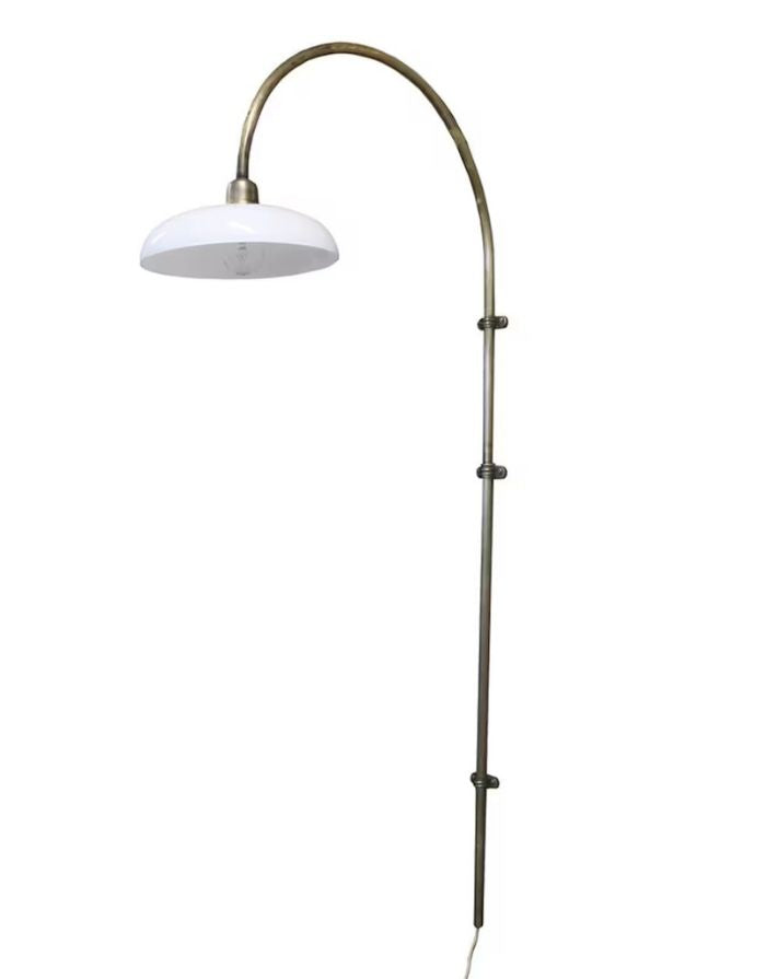  Strömshaga Wandlampe Sofia Antique Brass White aus Eisen mit weißem Glasschirm und Textilkabel, Ø 65 cm, Höhe 140 cm.