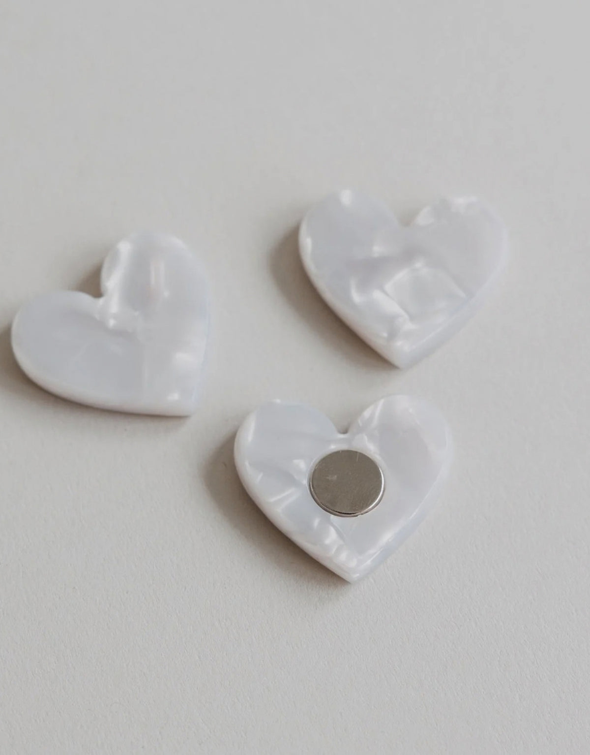 Drei herzförmige Magnete Herz Pearl von Eulenschnitt mit hellem perlmuttartigem Finish und feinem Schimmer 
