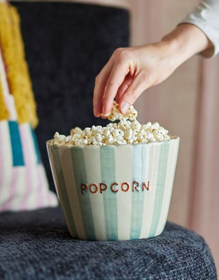 Bunte Steingutschale „Chip Popcorn“ mit handbemalten Streifen von Bloomingville