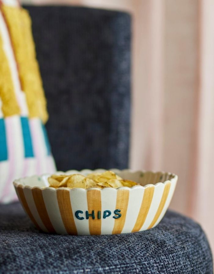  Bloomingville Chips Schale bunt aus Steingut mit handbemalten Streifen, Punkten und gewelltem Rand.