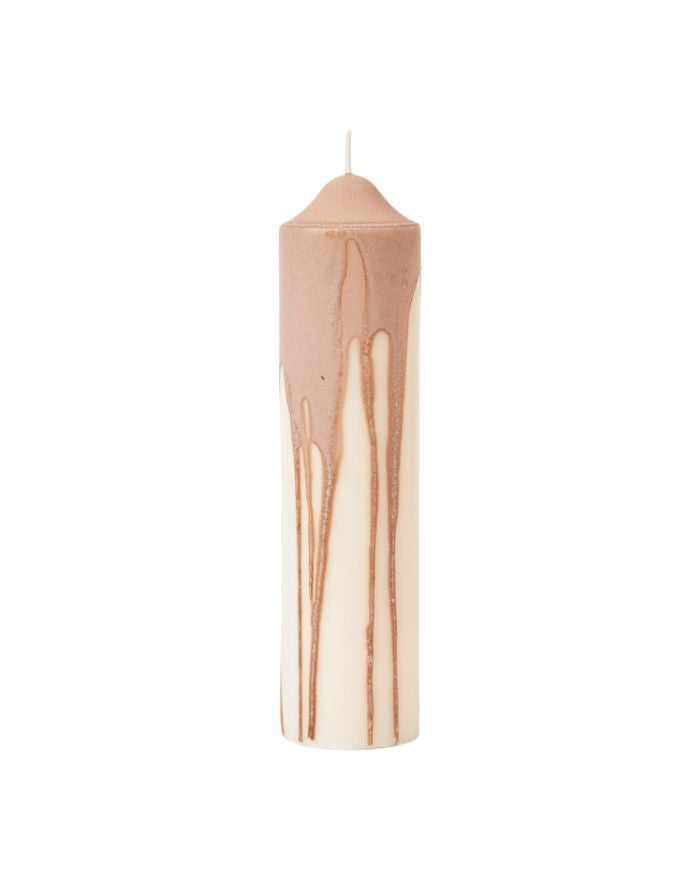 Ferm Living Dryp Stumpenkerze Beige – handgetropfte Kerze Ø 5 × H 20 cm aus Stearin mit 38 Stunden Brenndauer.