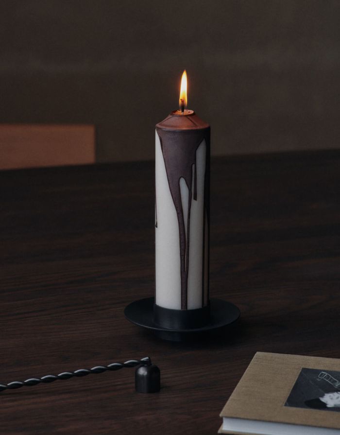 Ferm Living Dryp Stumpenkerze Dark Chocolate – handgetropfte Kerze Ø 5 × H 20 cm aus Stearin mit 38 Stunden Brenndauer.