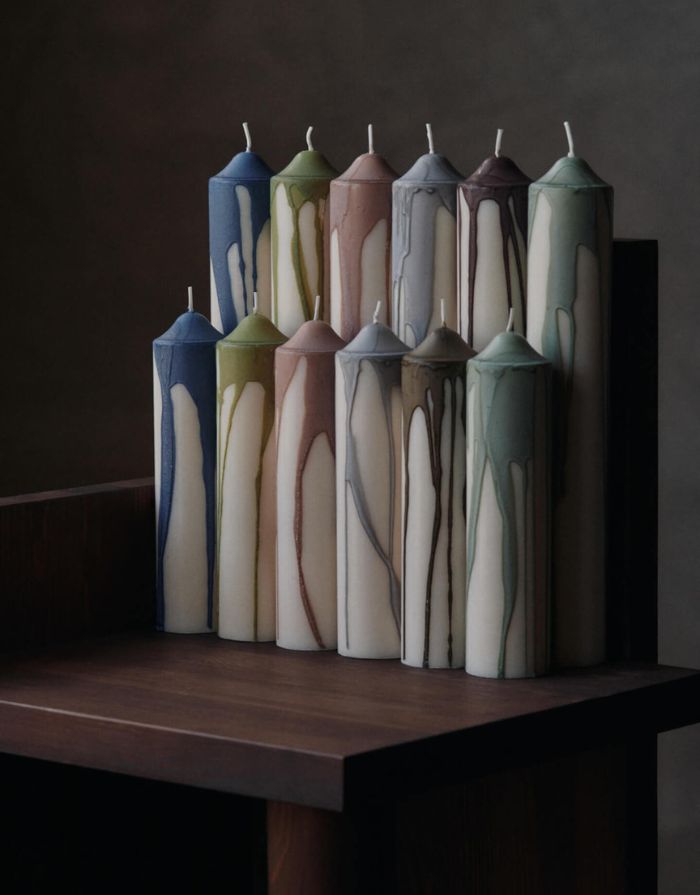 Ferm Living Dryp Stumpenkerze Dark Chocolate – handgetropfte Kerze Ø 5 × H 30 cm aus Stearin mit 58 Stunden Brenndauer.