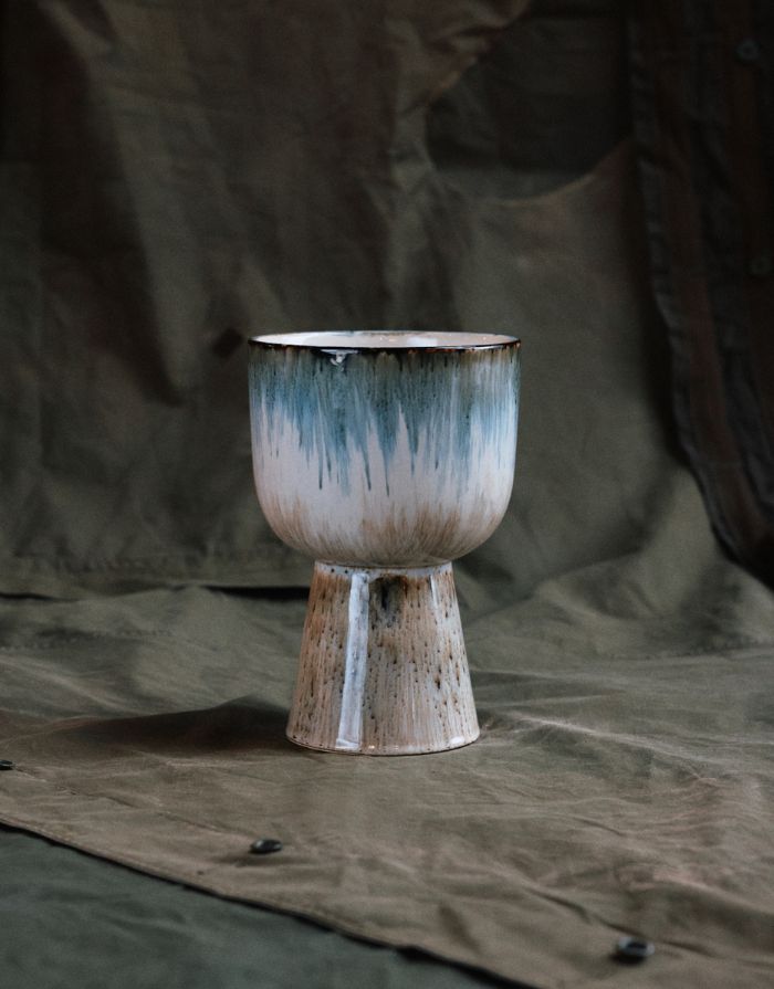 Mehrfarbiger Übertopf Retro Glacier von HKliving mit zarten Blautönen und reaktiver Glasur aus Steinzeug, 16,5×16,5×24 cm – einzigartiges Design für den Innenbereich.