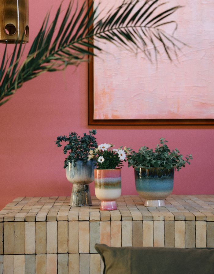 Mehrfarbiger Übertopf Retro Rosefield von HKliving aus Steinzeug mit rosa, weißen und grünen Akzenten, 13×13×19,5 cm – handgefertigt mit reaktiver Glasur.