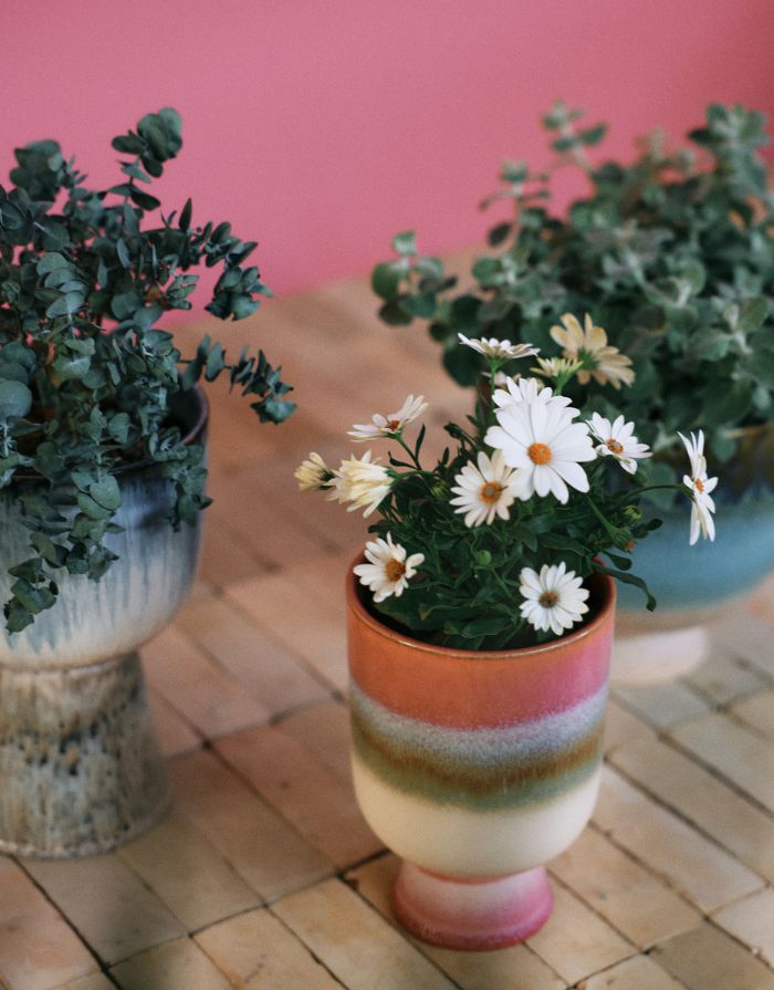 Mehrfarbiger Übertopf Retro Rosefield von HKliving aus Steinzeug mit rosa, weißen und grünen Akzenten, 13×13×19,5 cm – handgefertigt mit reaktiver Glasur.