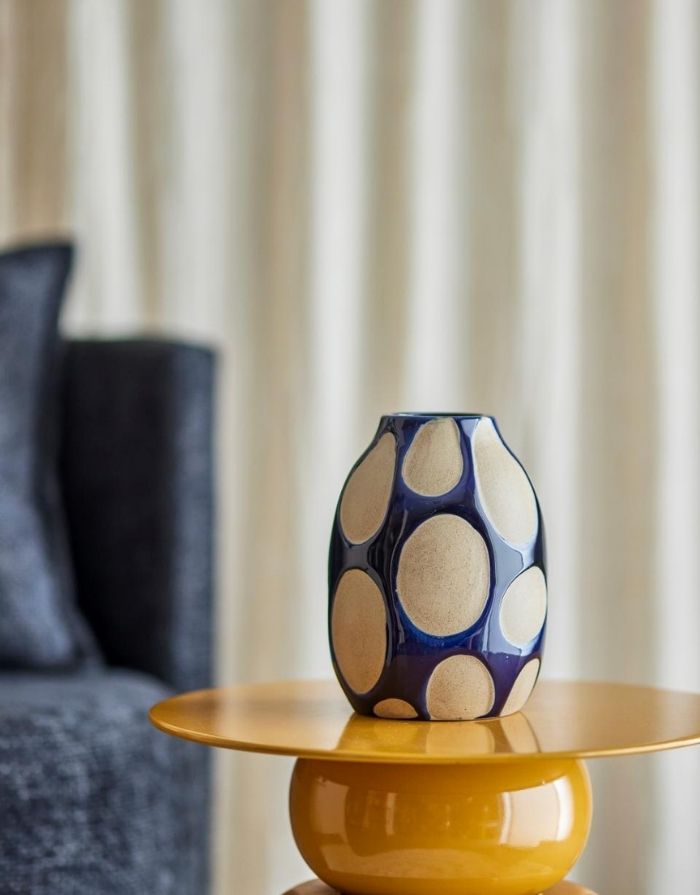 Blaue Steingutvase mit grafischem Muster von Bloomingville