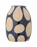 Blaue Steingutvase mit grafischem Muster von Bloomingville