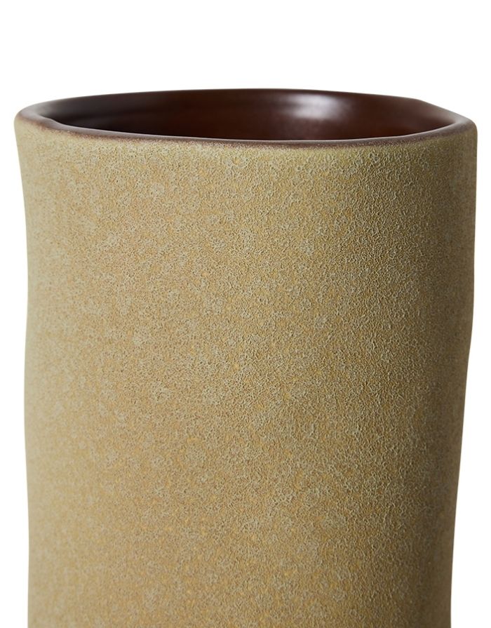 HKliving Long Vase aus Keramik mit geschwungener Form und ausdrucksstarker reaktiver Glasur in warmen Erdtönen.