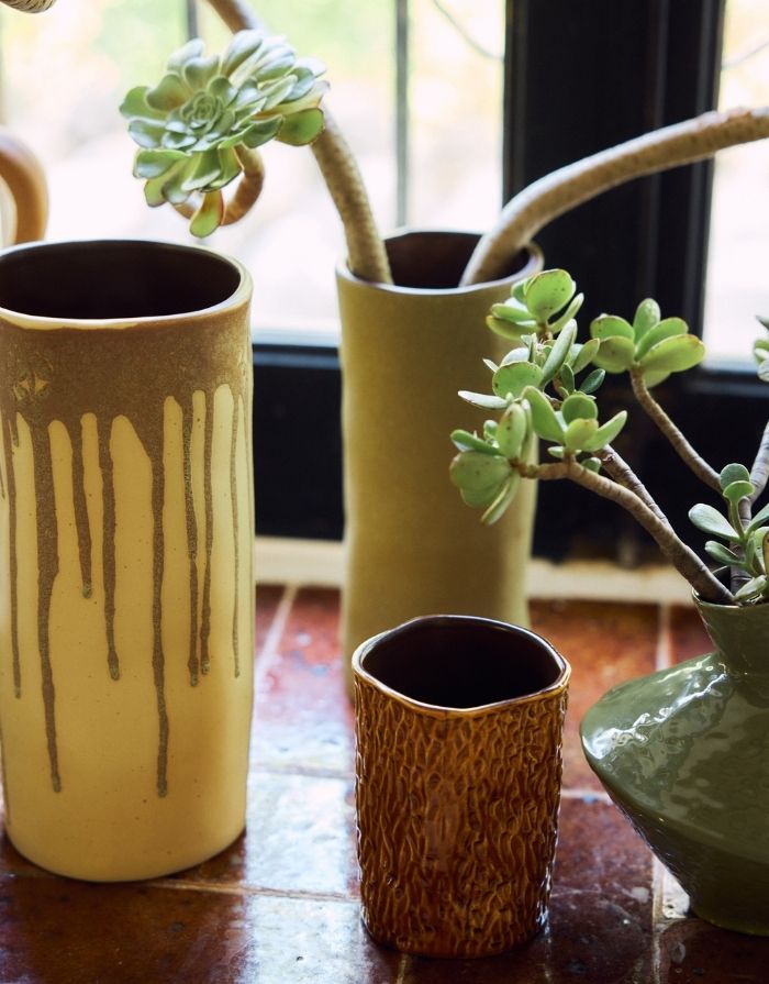  HKliving Vase Rugged aus Keramik mit strukturierter Reliefoberfläche und warmer karamellbrauner Glasur.