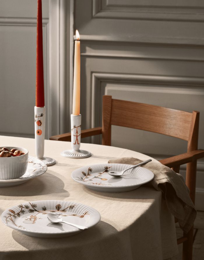 Hammershøi Christmas Kerzenständer H16 cm von Kähler aus Irdenware mit Hammershøi-Rillen und weihnachtlichen Motiven – dekorativer Akzent für Fensterbank, Tisch oder Sideboard.