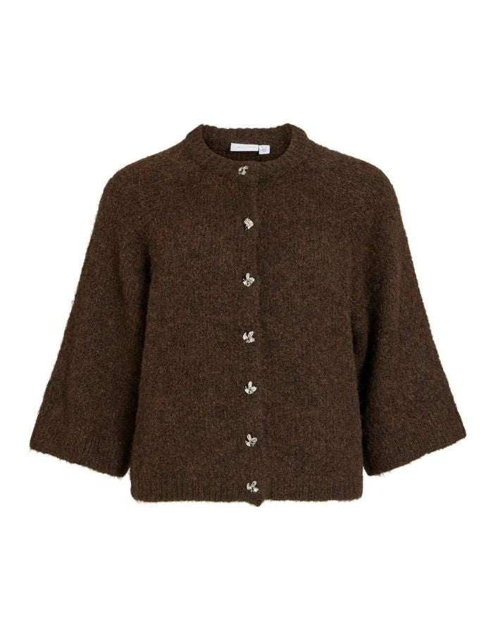 Brauner Vimarley 3/4 Cardigan von VILA in Coffee Bean mit Knöpfen an der Vorderseite und 3/4-Ärmeln als Freisteller von vorne
