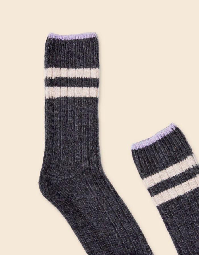 Graue Stricksocken von Popeia mit Lavendel-Streifen, aus recycelter Wolle und Baumwolle, weich, warm und nachhaltig produziert.
