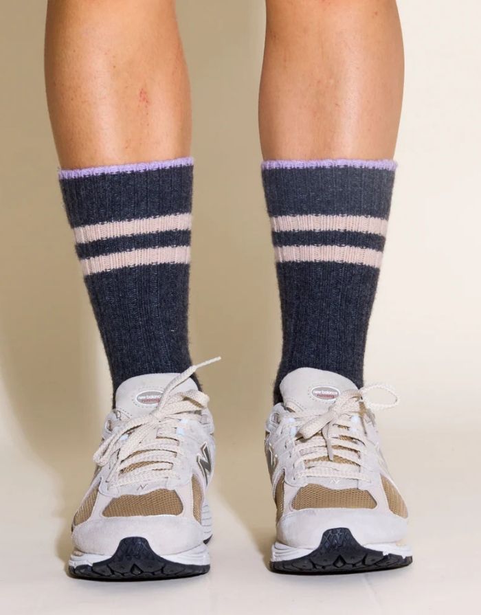 Graue Stricksocken von Popeia mit Lavendel-Streifen, aus recycelter Wolle und Baumwolle, weich, warm und nachhaltig produziert.