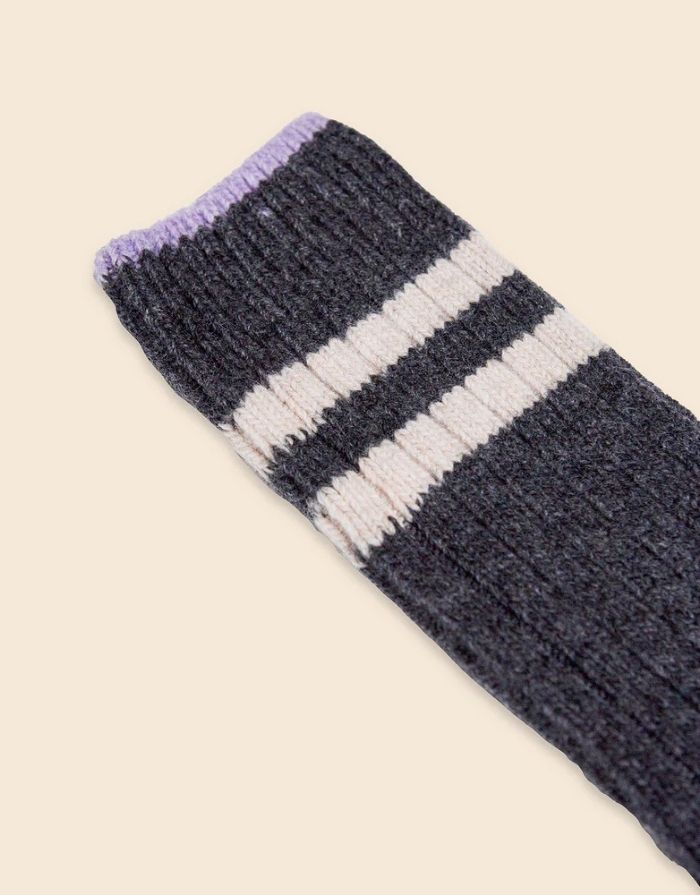 Graue Stricksocken von Popeia mit Lavendel-Streifen, aus recycelter Wolle und Baumwolle, weich, warm und nachhaltig produziert.