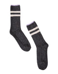 Graue Stricksocken von Popeia mit Lavendel-Streifen, aus recycelter Wolle und Baumwolle, weich, warm und nachhaltig produziert.