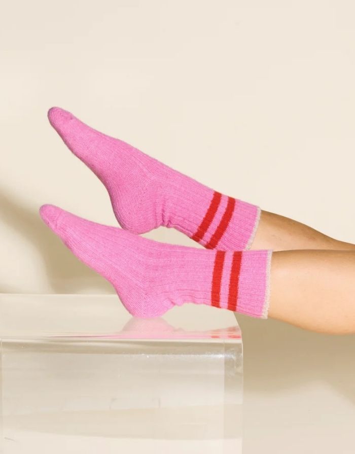 Pink Stricksocken von Popeia mit roten Streifen, aus recycelter Wolle und Baumwolle, weich, warm und nachhaltig produziert.