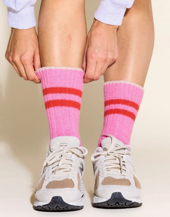 Pink Stricksocken von Popeia mit roten Streifen, aus recycelter Wolle und Baumwolle, weich, warm und nachhaltig produziert.