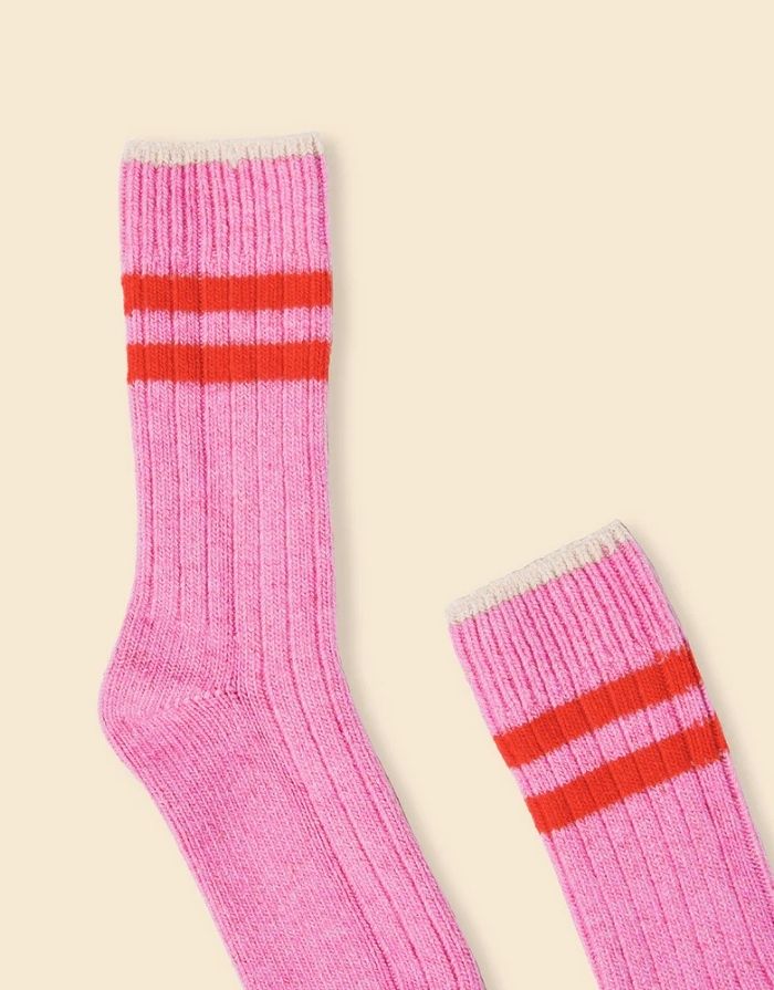 Pink Stricksocken von Popeia mit roten Streifen, aus recycelter Wolle und Baumwolle, weich, warm und nachhaltig produziert.