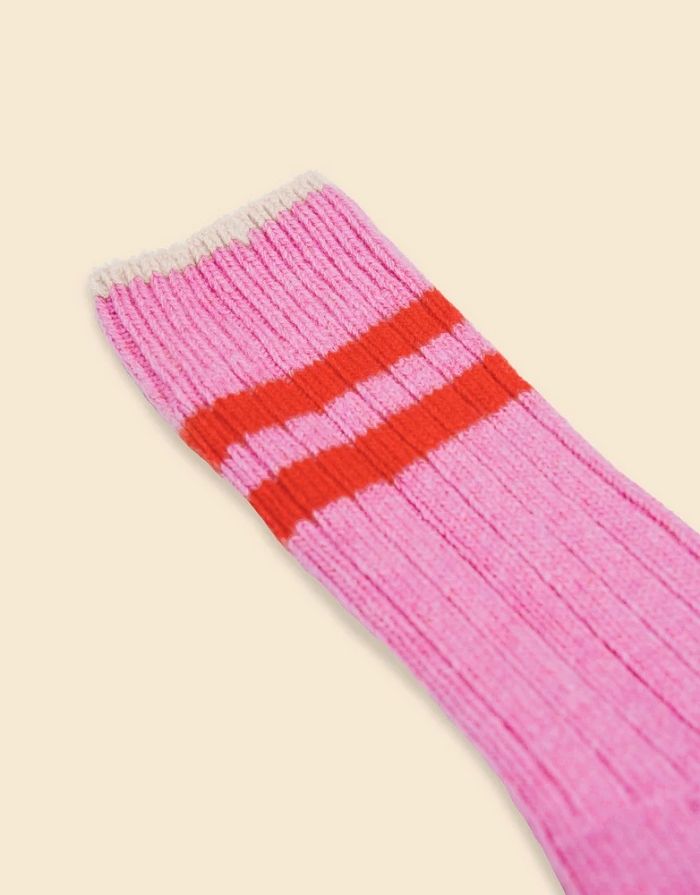 Pink Stricksocken von Popeia mit roten Streifen, aus recycelter Wolle und Baumwolle, weich, warm und nachhaltig produziert.