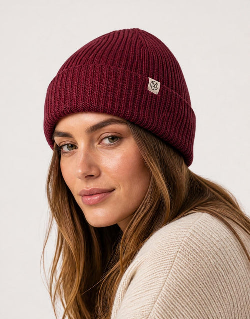 Weinrote Beanie Galine Rachelle von MSCH Copenhagen in Rhododendron aus weichem doppellagigem Rippstrick mit kleinem MSCH Icon-Patch.