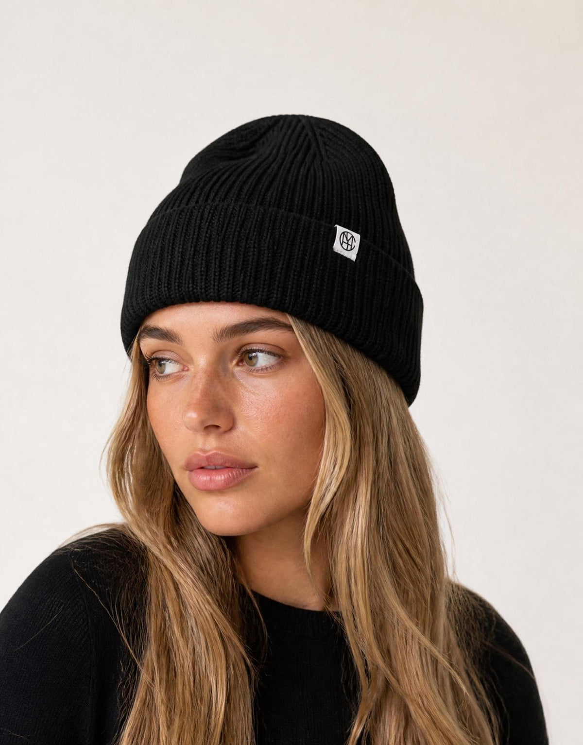 Schwarze Beanie Galine Rachelle von MSCH Copenhagen aus weichem doppellagigem Rippstrick mit kleinem MSCH Icon-Patch am Model