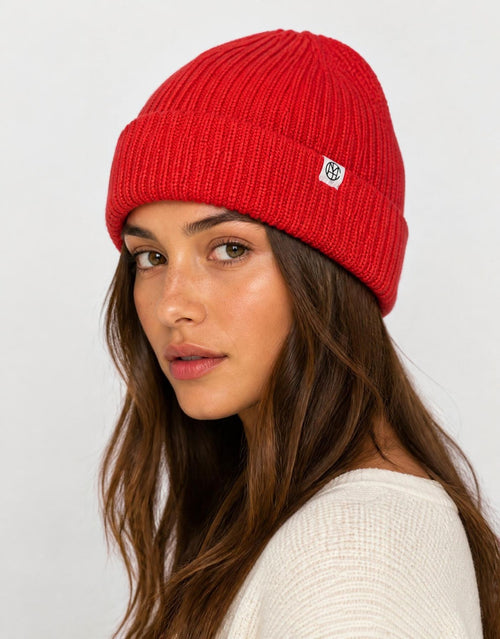 Leuchtend rote Beanie Galine Rachelle von MSCH Copenhagen in Flame Scarlet aus weichem doppellagigem Rippstrick mit kleinem MSCH Icon-Patch.