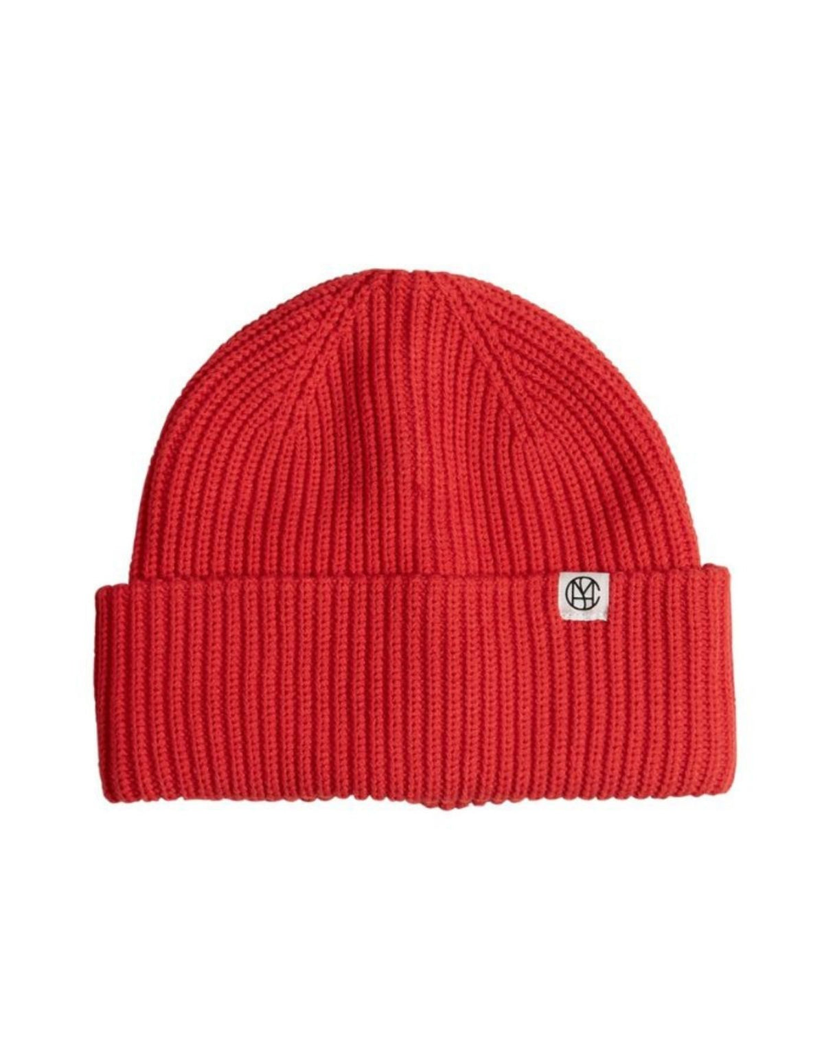 Leuchtend rote Beanie Galine Rachelle von MSCH Copenhagen in Flame Scarlet aus weichem doppellagigem Rippstrick mit kleinem MSCH Icon-Patch.