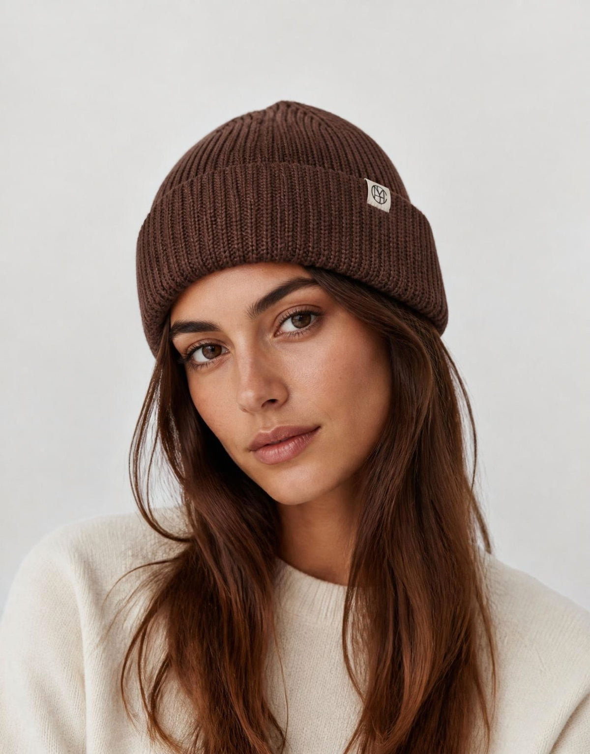 Braune Beanie Galine Rachelle von MSCH Copenhagen in Hot Fudge aus weichem doppellagigem Rippstrick mit kleinem MSCH Icon-Patch am Model