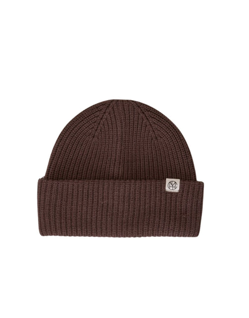 Braune Beanie Galine Rachelle von MSCH Copenhagen in Hot Fudge aus weichem doppellagigem Rippstrick mit kleinem MSCH Icon-Patch.
